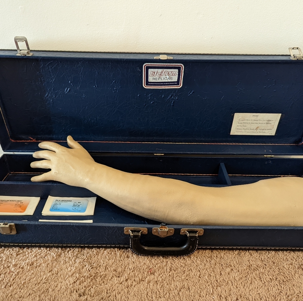 Simulation arm w/ sutures & tools